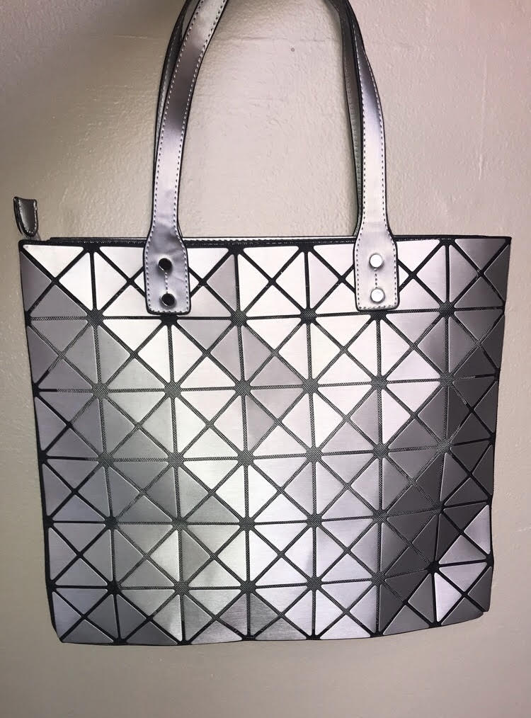 Large silver metallic bag with mesh detail – Glamhairus